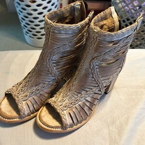 Freebird sandals shoes 9 Bela Bella tan taupe